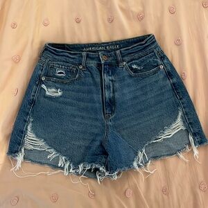 American Eagle Highest Rise Distressed Mom Short - Size 6